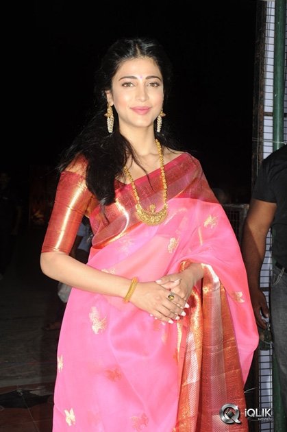 Shruti-Haasan-at-Uttama-Villain-Movie-Audio-Launch